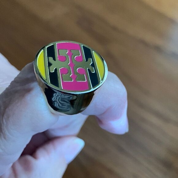 Chunky goldtone Size 8.5 costume ring.  Definitely a statement piece - Picture 1 of 9